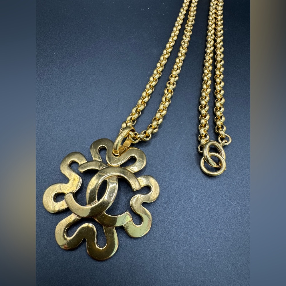 ❗️FINAL PRICE❗️LOT 814 24K gold plated Chanel vintage necklace with CC pendant - Picture 5 of 9